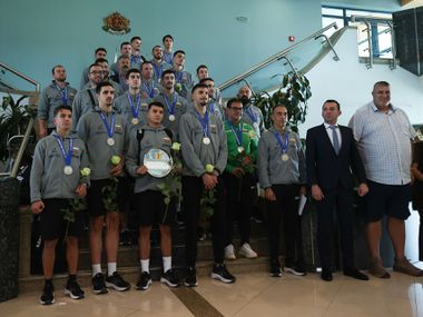 Сълзи и еуфория: Българските волейболни герои кацнаха със сребро и златни мечти