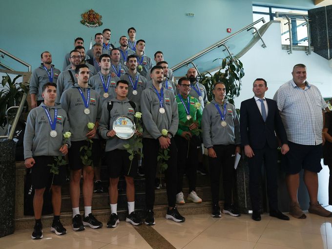 Сълзи и еуфория: Българските волейболни герои кацнаха със сребро и златни мечти
