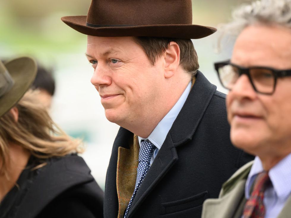 Том Паркър-Боулс: Какво е да имаш кралица за майка и крал за пастрок