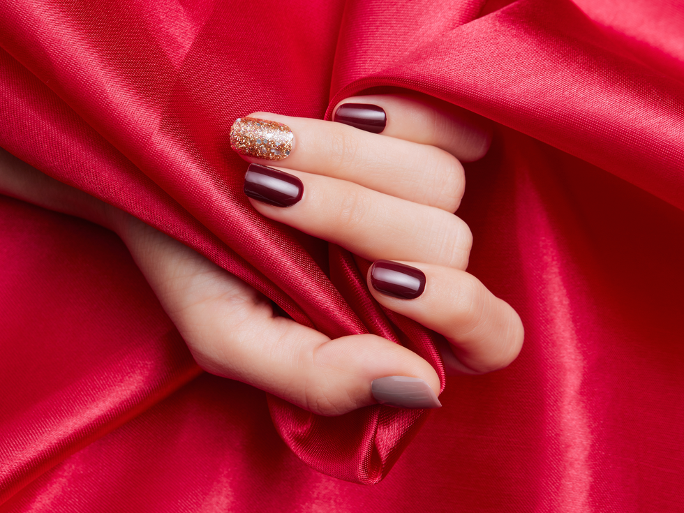 Маникюр за Нова година 2026: идеи, с които да спечелите благоволението на Червения огнен кон