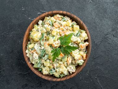 Една съставка може напълно да съсипе вкуса на руската салата: Няма значение как я приготвяте!