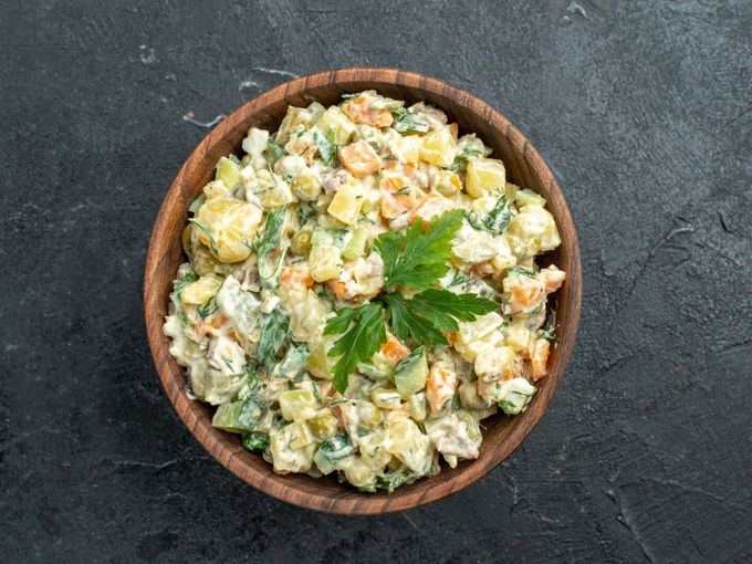 Една съставка може напълно да съсипе вкуса на руската салата: Няма значение как я приготвяте!