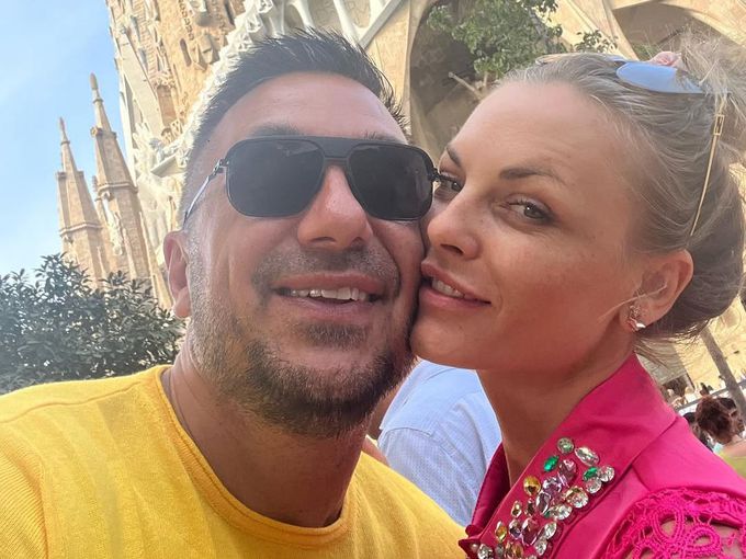 Константин пазарува спално бельо след грандиозния си концерт