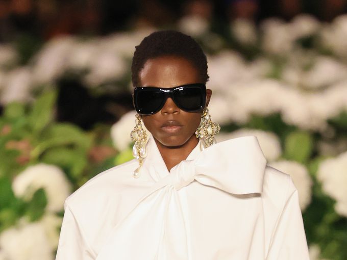 5 модерни начина да носим бялата риза през 2026 г.