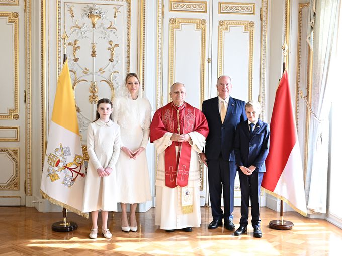 Само седем в света: Тайната на "привилегията на бялото", която отличи Шарлийн и Габриела на срещата с папата (Снимки)