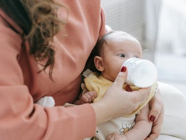 Какво се случва с хормоналния баланс на майката, докато кърми и как ѝ се отразява?