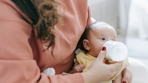 Какво се случва с хормоналния статус на майката когато кърми